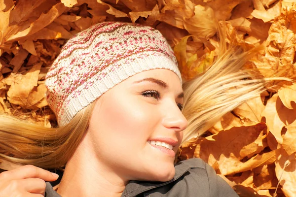 Mooie vrouw op herfst achtergrond — Stockfoto