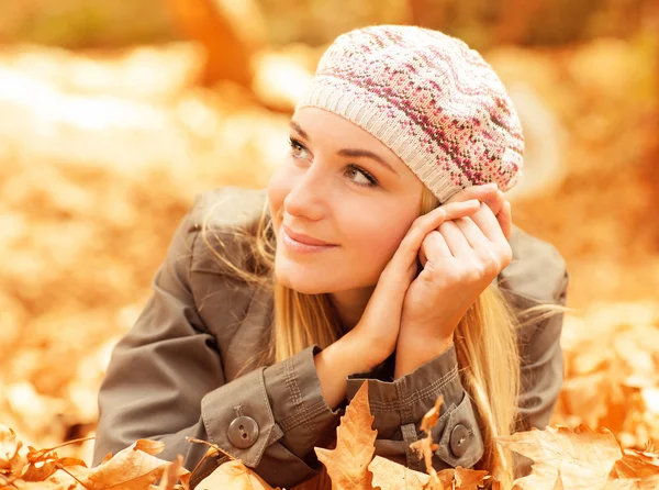 Niedliches Weibchen lag auf Herbstblättern — Stockfoto