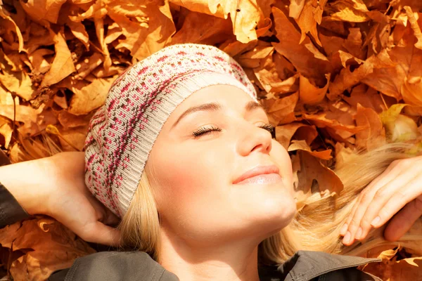 Cute girl dreaming on autumn leaves — Stock Photo, Image