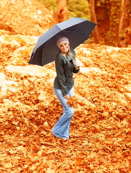 Ragazza con ombrello nel parco autunnale — Foto Stock