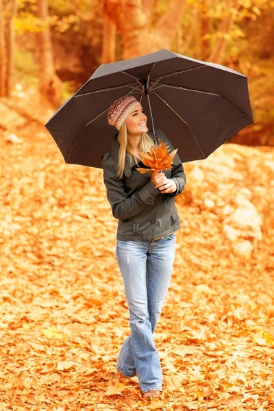 Hübsche Frau unter Regenschirm — Stockfoto