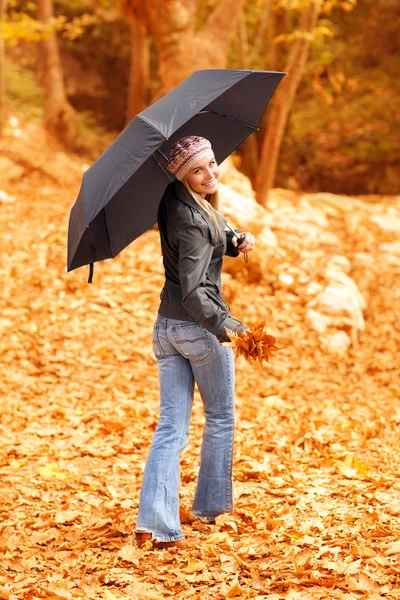 Junge Dame mit Regenschirm — Stockfoto