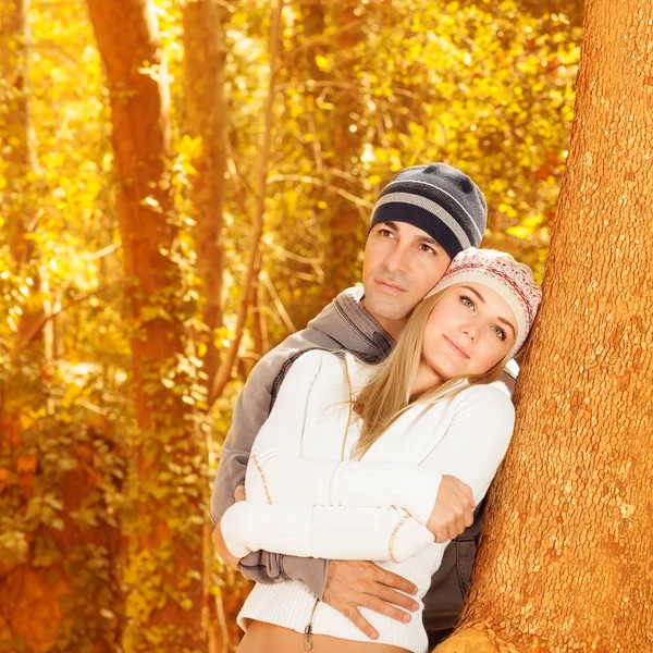 Happy couple in autumn woods — Stock Photo, Image