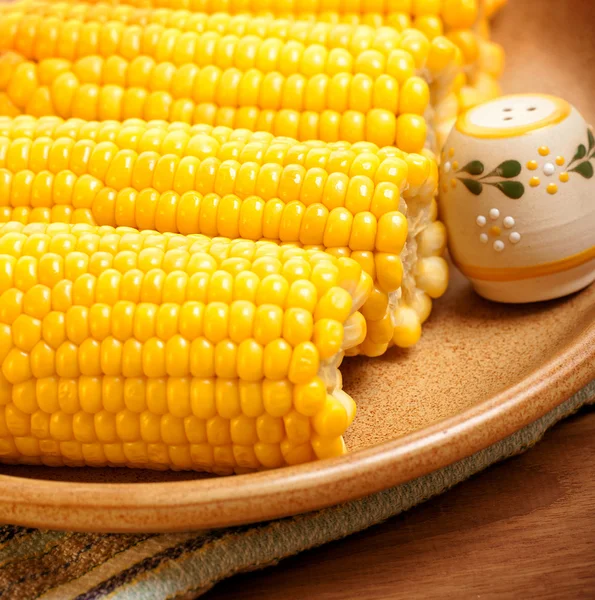 Espiga de milho no prato — Fotografia de Stock