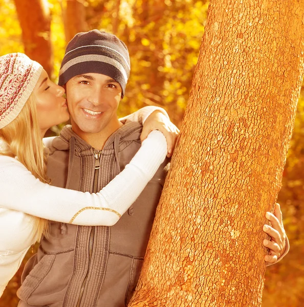 Ευτυχισμένο ζευγάρι στο πάρκο φθινόπωρο — Φωτογραφία Αρχείου