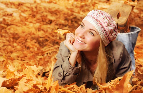 Adolescente alegre na folhagem de outono — Fotografia de Stock