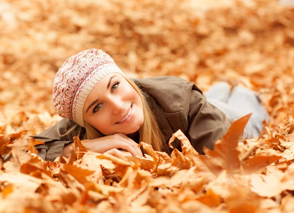 Woman lay on the ground — Stock Photo, Image