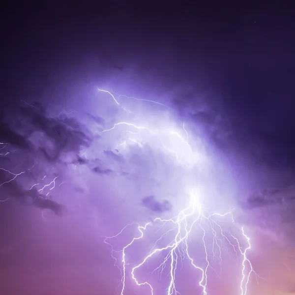 Relâmpago no céu roxo — Fotografia de Stock