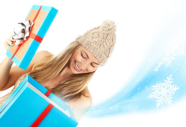 Vrouw geopend kerstcadeau — Stockfoto