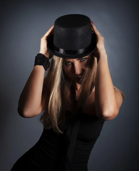 Kobieta w czarnym kapeluszu — Zdjęcie stockowe