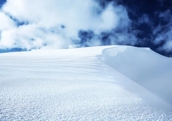 Besneeuwde berg — Stockfoto