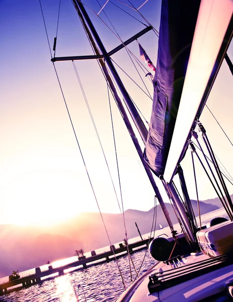 Zeilboot op zonsondergang — Stockfoto