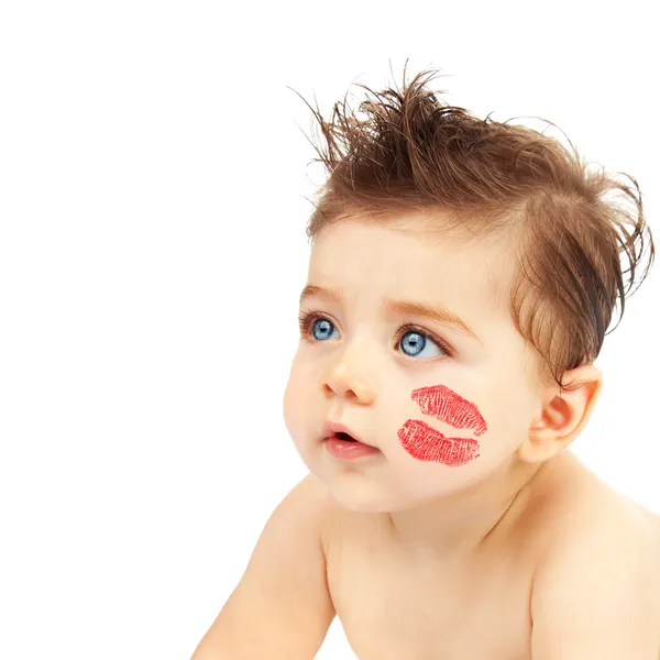 Babyjongen met kus — Stockfoto