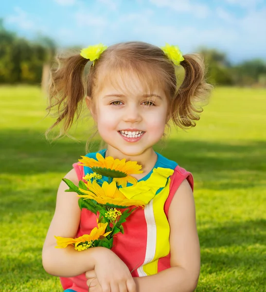 Lycklig liten flicka — Stockfoto
