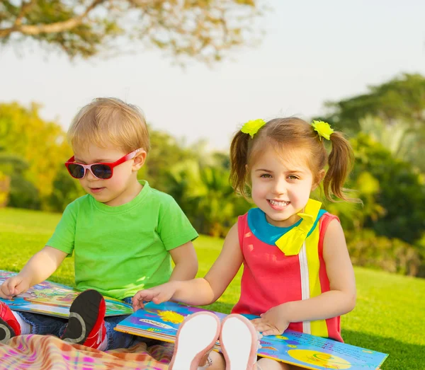 Niños leen libros —  Fotos de Stock