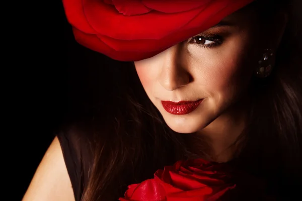Жінка з червоною трояндою — стокове фото