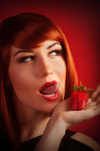 女性与草莓 — 图库照片
