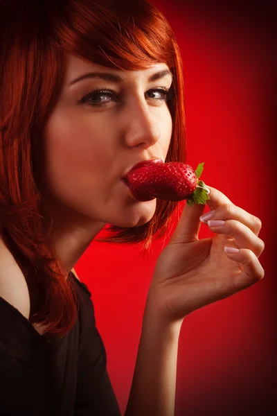 Woman eating strawberry — Stock Photo, Image