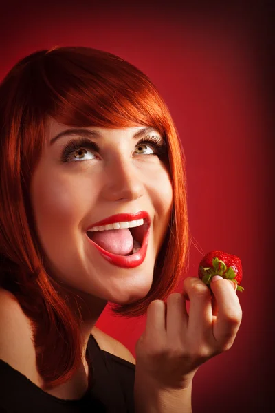 Donna mangiare fragola — Foto Stock