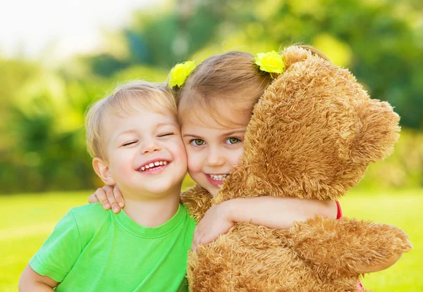 Два маленьких ребенка обнимаются — стоковое фото