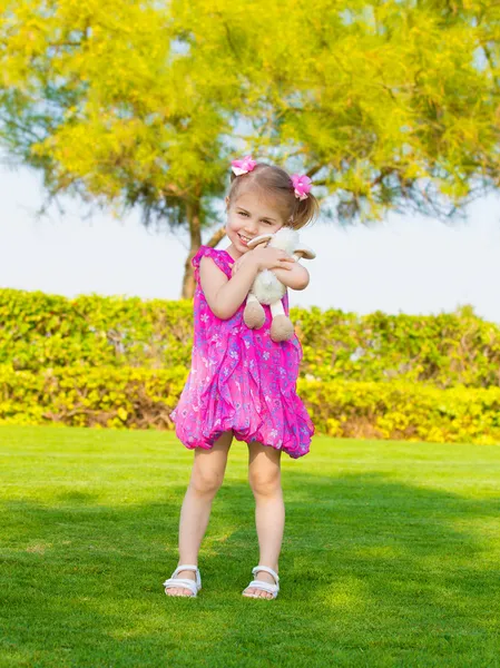 Маленька дівчинка у весняному парку — стокове фото