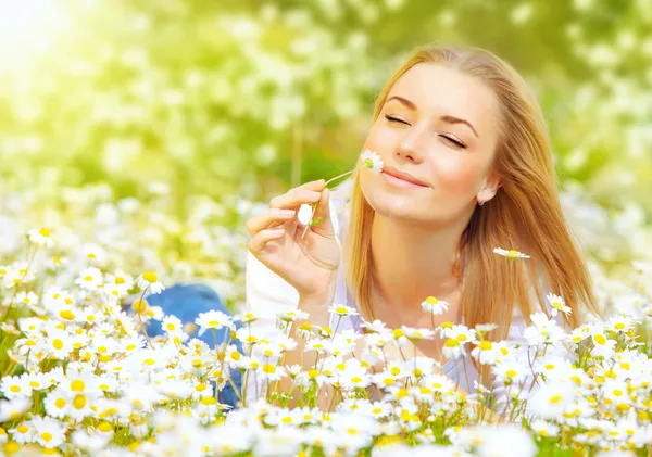 Woman in chamomile field — Stock Photo, Image