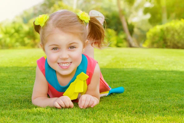 Cute dziewczynka w parku — Zdjęcie stockowe