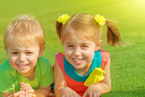 Broer en zus in park — Stockfoto