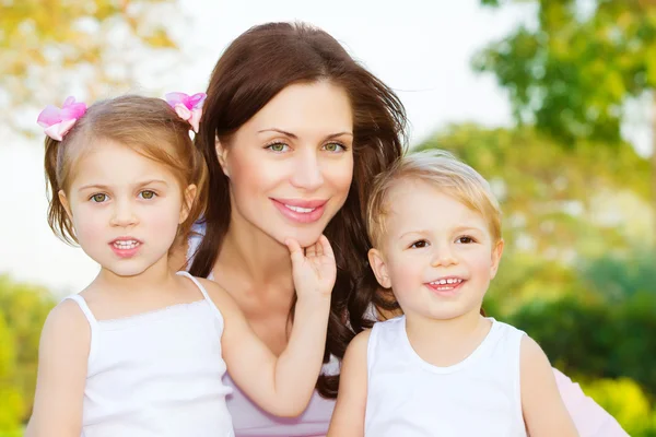 Porträt einer glücklichen Familie — Stockfoto