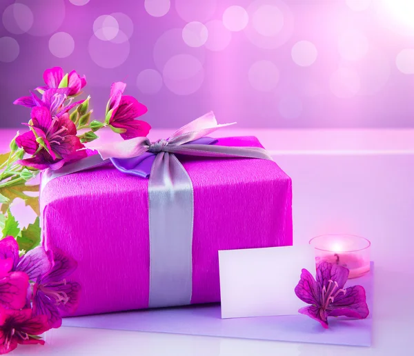 Luxury gift with pink flowers — Stock Photo, Image