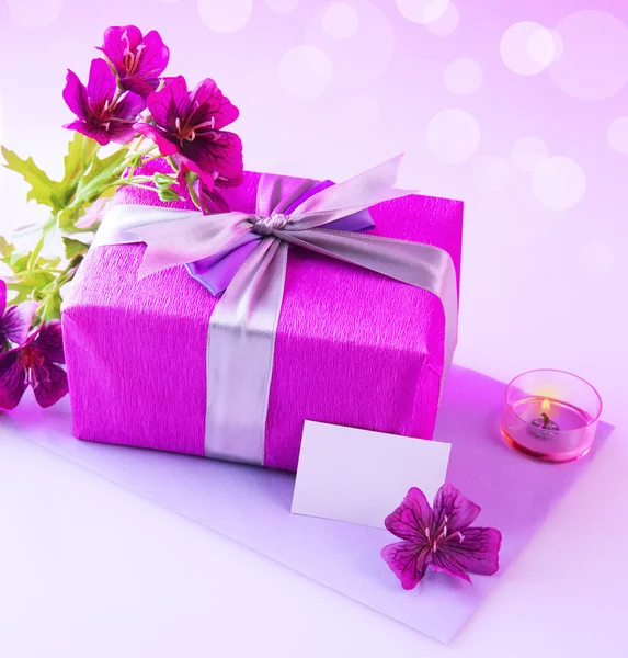 Geschenkdoos met roze bloemen — Stockfoto