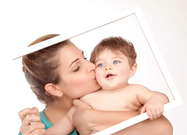Anne öpücüğü küçük oğlu — Stok fotoğraf