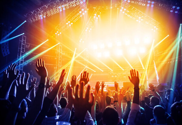 Gente divirtiéndose en concierto de rock — Foto de Stock