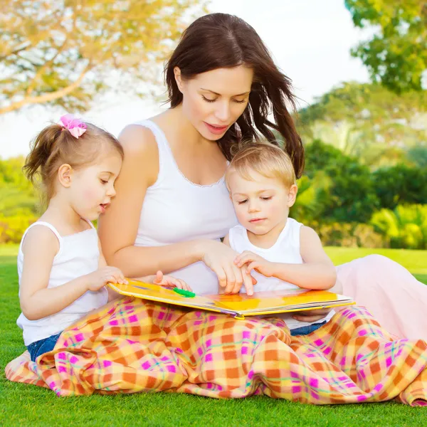 Crianças com mamãe ler livro Imagens De Bancos De Imagens Sem Royalties