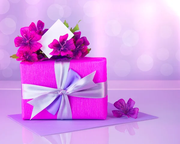 Kotak hadiah merah muda dengan kartu ucapan Stok Gambar