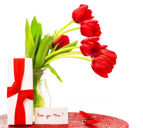 Tulipanes rojos para madre — Foto de Stock