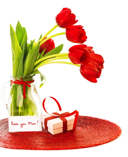 Rode tulpen met doos van de gift — Stockfoto