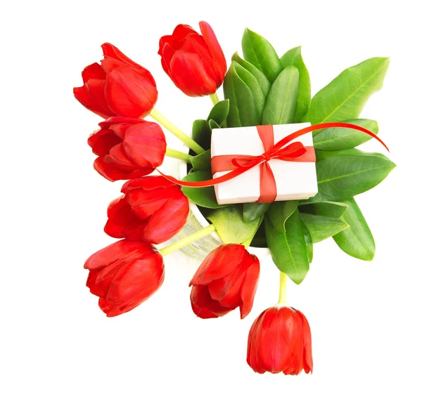 Röda tulpaner med presentask — Stockfoto