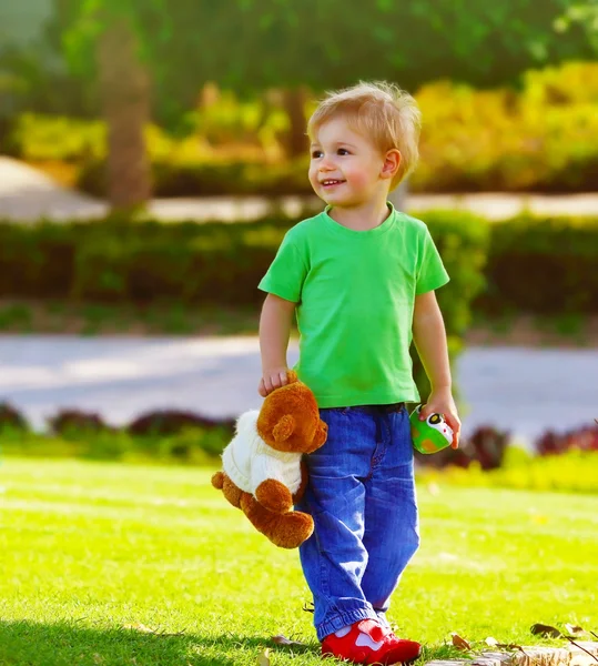 Malý chlapec v parku na jaře — Stock fotografie