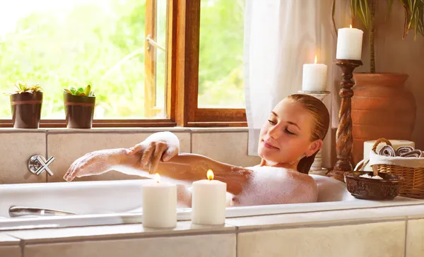 Sinnliche Frau in der Badewanne — Stockfoto