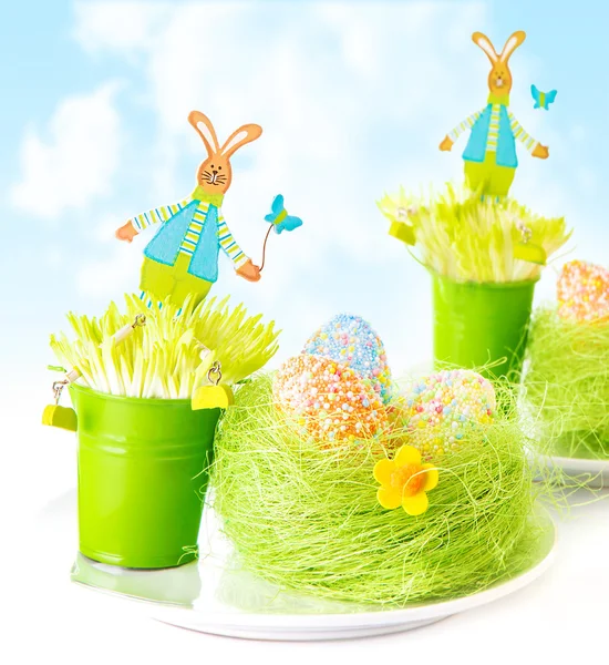 Velikonoční vejce s bunny hračky — Stock fotografie