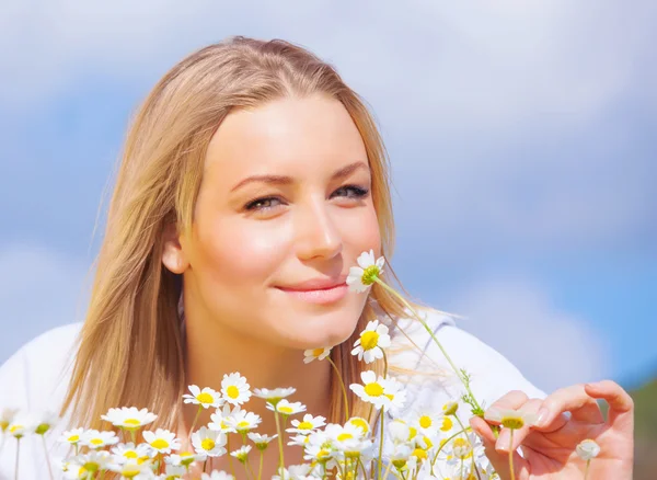 Beautiful girl enjoying daisy field — Stock Photo, Image