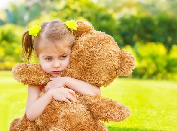 Menina triste com ursinho de pelúcia — Fotografia de Stock