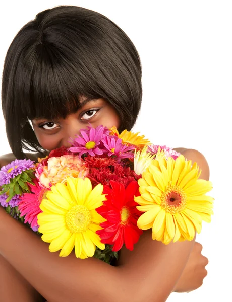 Μαύρο θηλυκό μυρίζοντας λουλούδια — Φωτογραφία Αρχείου