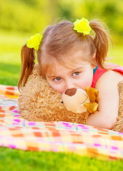 Lindo niño con oso de peluche —  Fotos de Stock