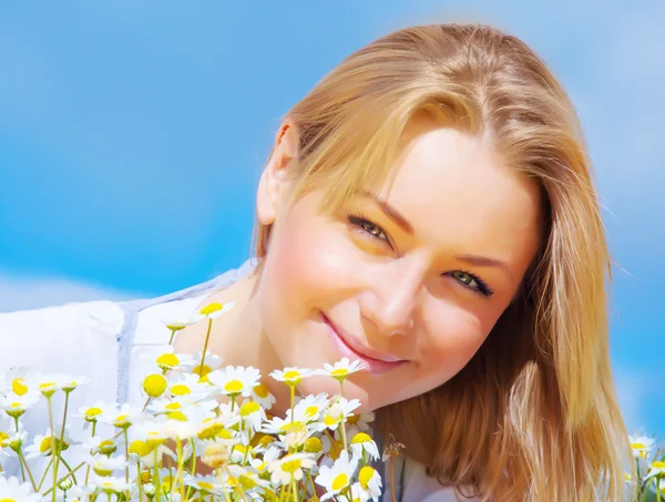 Jeune femme sur le champ de marguerite — Photo