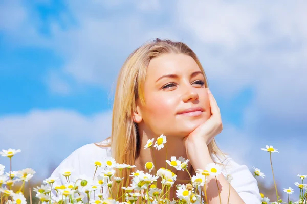 Vacker kvinna på daisy äng — Stockfoto