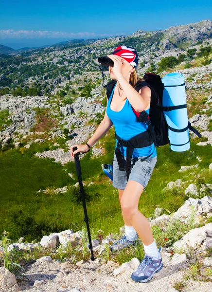 Mujer deportiva en las montañas — Foto de Stock