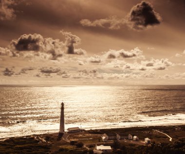 Deniz feneri günbatımı üzerinde