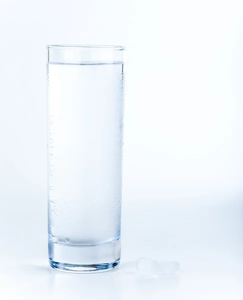Vidro de água e comprimidos — Fotografia de Stock